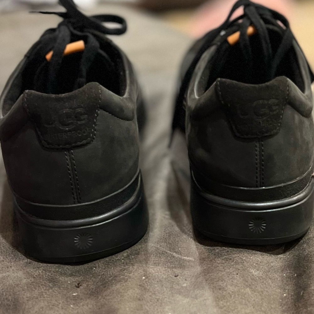 UGG Men suede, tennis shoes